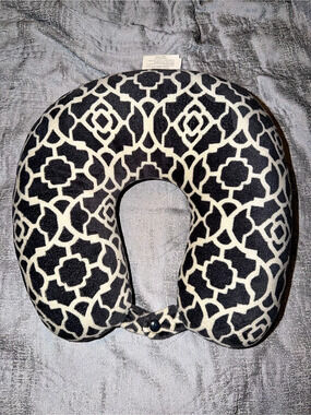 Wolf Essentials Fiber Filled Travel Neck Pillow Black & White